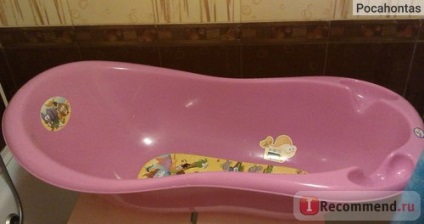 Un bebeluș baby tega baby cu un termometru încorporat este O baie Tega baby safari cu un termometru încorporat este
