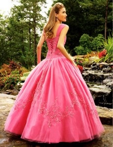 O întruchipare a unui vis - o rochie de mireasă roz