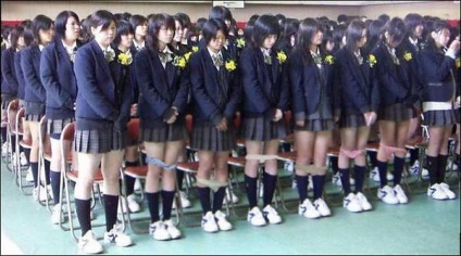 Elevii japonezi sunt verificați pentru lenjerie de corp la școală