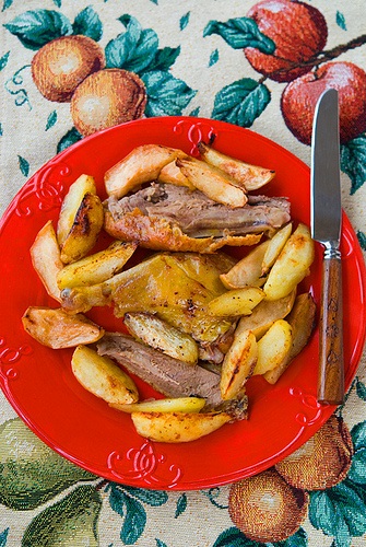 Mâncăruri din carne de rață coapte cu mere și cartofi