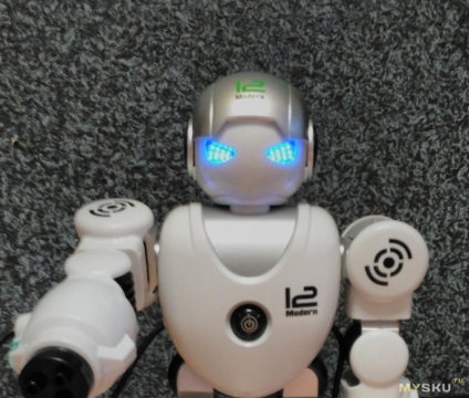 Un robot de luptă mare, cu un control programabil al jucăriei de model de luptă pentru dans