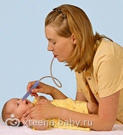 Curățați gura și urechile copilului