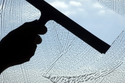 Curățarea ferestrelor din mediul de acasă a folosit instrumente și dispozitive, video și fotografii