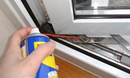 Curățarea ferestrelor din mediul de acasă a folosit instrumente și dispozitive, video și fotografii