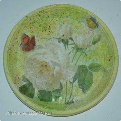 Decoupage on disposable plates