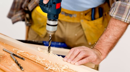 Pat pentru copii din lemn cu mâinile lor asamblare și vopsire (fotografie)