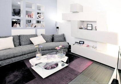 Design interior al unui living mic combinat cu o bucătărie, într-un apartament în Hrușciov, într-o casă privată,
