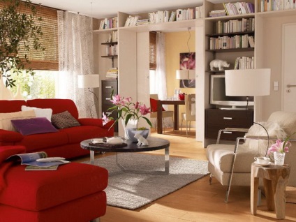 Design interior al unui living mic combinat cu o bucătărie, într-un apartament în Hrușciov, într-o casă privată,