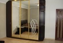Dulapul de ușă în dormitorul ușilor swinging, fotografie în jurul valorii de, încorporat cu oglindă, design 2 usi