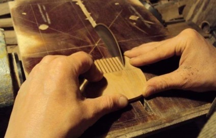 Pieptene de lemn cu mâinile proprii