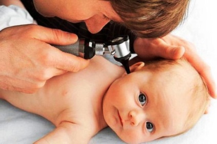 Cum să curățați corect urechile unui nou-născut