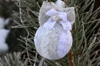 Cât de frumos este să faci o minge de dantelă pe un pom de Crăciun în noul an cu mâinile tale