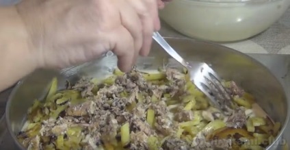 Főzni a pite burgonyával és halkonzerv egy lépésről lépésre recept fotók