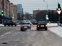 Cum să conduci de-a lungul străzii roșu prin intersecția cu strada antikainena