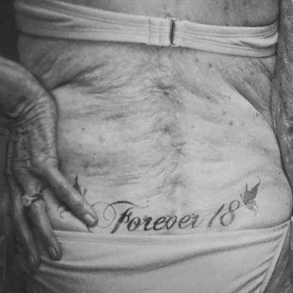 Cum arată un bunic din vârsta de 90 de ani un tatuaj?