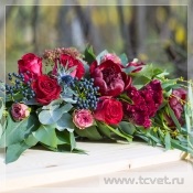A friss virágok elrendezése az újoncok esküvői asztalán, lila serenád