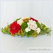 A friss virágok elrendezése az újoncok esküvői asztalán, lila serenád