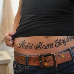 Gyönyörű tetováló feliratok a lányok és a férfiak számára, fotó