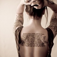 Gyönyörű betűkkel tetoválások a férfiak és nők, fotók
