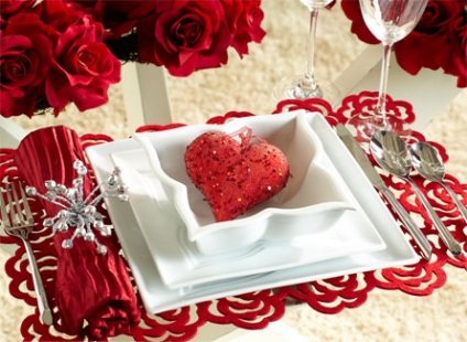 Egy gyönyörű táblázat egy romantikus vacsora - házi kézzel készített