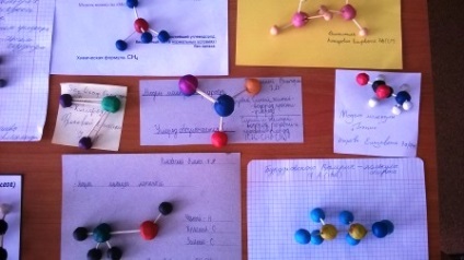 Modele de molecule cu mâinile lor la lecțiile de fizică, instituția de învățământ bugetară municipală