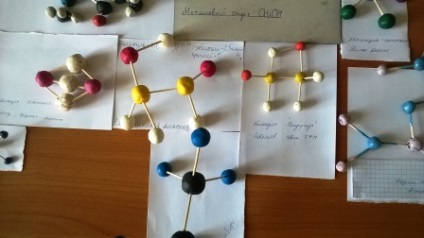 Modele de molecule cu mâinile lor la lecțiile de fizică, instituția de învățământ bugetară municipală