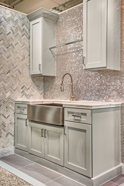 Mozaic în design interior bucătărie, ceramică, oglindă, plastic sau sticlă pe șorț