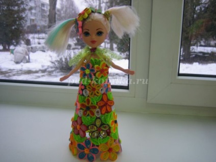 Rochie pentru o păpușă în tehnica de quilling cu mâinile tale