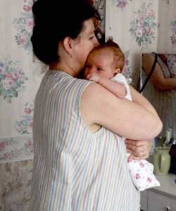 Kezében egy csecsemő a karjában - a gyermek, hogyan hasznos cikkek