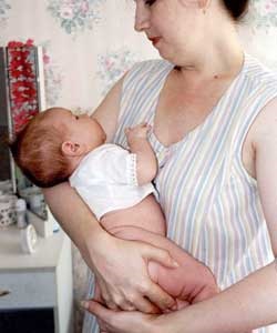 Kezében egy csecsemő a karjában - a gyermek, hogyan hasznos cikkek