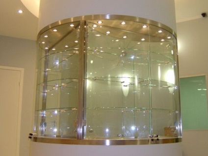 Caracteristici de decorare vitrine de sticlă pentru săli de comerț, reparații și design de mâini proprii