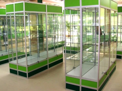 Caracteristici de decorare vitrine de sticlă pentru săli de comerț, reparații și design de mâini proprii