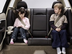Atenție, copilul din mașină se pronunță pentru transportul sigur al copiilor