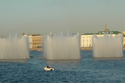 Fantana plutitoare se va întoarce în orașul Neva - seara din Petersburg