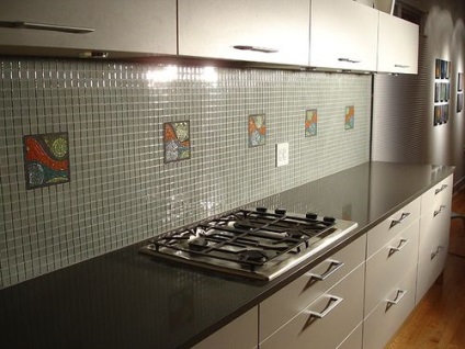 Csempe mozaik belsejében a konyhában - fotó ötletek