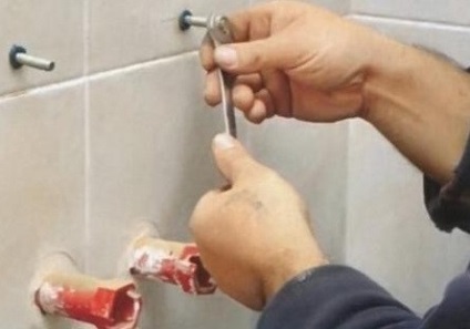 Megfelelő telepítés a mosogató a fürdőszobában a kezüket