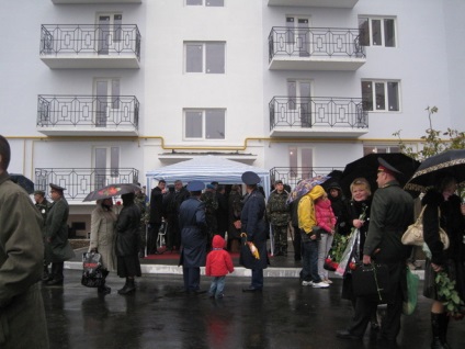 Primul-ministru la felicitat pe militarii din Nikolayevsk cu apartamente noi, porecla