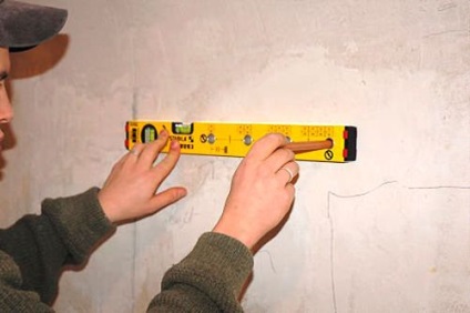Calculați cantitatea de tencuială necesară pe perete și pe m2