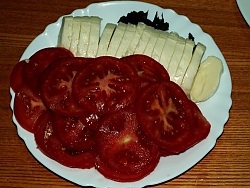 Salată cu roșii, mozzarella și măsline (rețetă cu fotografie)