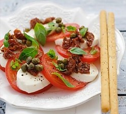 Salată cu roșii, mozzarella și măsline (rețetă cu fotografie)