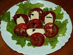 Salată cu roșii, mozzarella și măsline (rețetă cu fotografie)