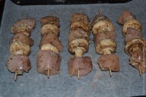 Shish kebab cu file de pui și ciuperci