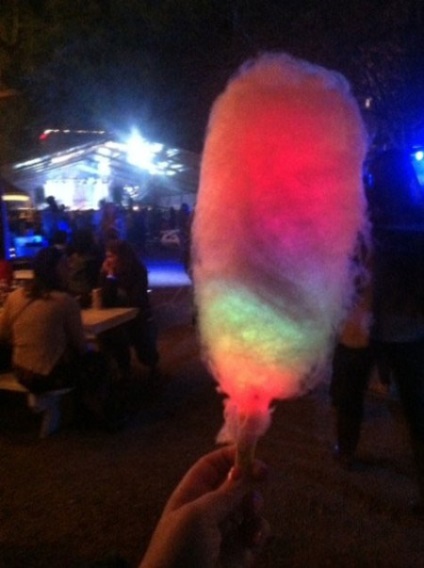 Lână de vată dulce, colorată în culoarea voalului (bomboane dulci din bumbac) Lână de vată dulce, colorată pentru vacanță