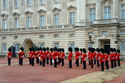 Schimbarea gardei de la Palatul Buckingham din Londra, în străinătate