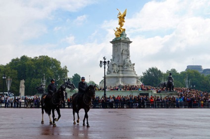 Schimbarea gardei de la Palatul Buckingham din Londra, în străinătate
