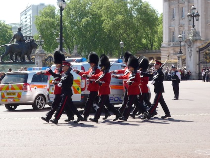 Cel mai bun ghid, schimbând garda la Palatul Buckingham