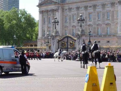 Cel mai bun ghid, schimbând garda la Palatul Buckingham