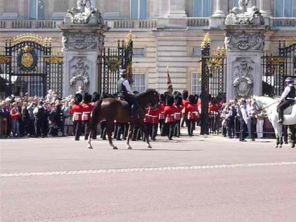 Cel mai bun ghid, schimbând garda la Palatul Buckingham