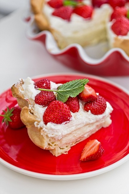 Prăjitură de aluat cu căpșuni, cremă de vanilie și frișcă