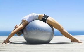 Exerciții pe fitbole pentru pierderea în greutate, presă și înapoi